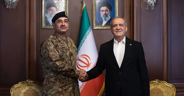 পাকিস্তানের সেনাপ্রধান ফিল্ড মার্শাল আসিম মুনিরের সঙ্গে ইরানের প্রেসিডেন্ট মাসুদ পেজেশকিয়ান